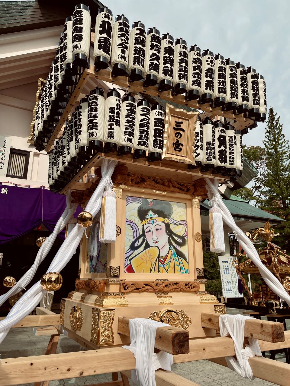 拝殿前の三之宮神輿